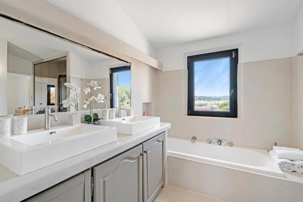 Luxueuse Vue Vignes Avec Piscine Et Terrain De Petanque Villa Gassin